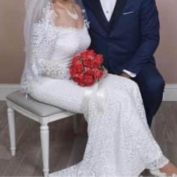 Excellent Condition! Complete Wedding Dress - Picture 3 of 4